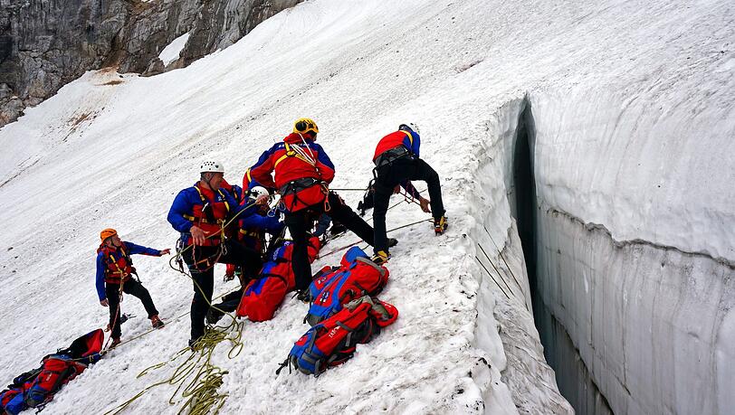 Die Bergwacht Grainau bei einem Einsatz am Höllentalferner, westlich des Wettersteingebirges. Hier ist ein Mann in eine Gletscherspalte gefallen. Dabei sind auch die Bergwachtler Anton Vogg senior und junior, die aber nicht erkannt werden möchten. Die Bergwacht Grainau bei einem Einsatz am Höllentalferner, westlich des Wettersteingebirges. Hier ist ein Mann in eine Gletscherspalte gefallen. Dabei sind auch die Bergwachtler Anton Vogg senior und junior, die aber nicht erkannt werden möchten.