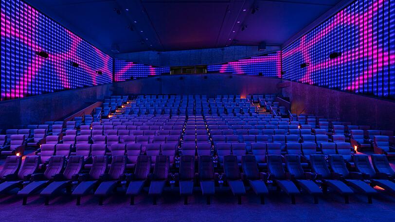 Der spektakulär große Astor-Saal mit 335 Plätzen. Er ist aus einem ehemaligen Arri-Fernsehstudio entwickelt worden und hat Lichtspielwände aus 5600 LED-Leuchten.