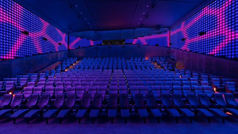Der spektakulär große Astor-Saal mit 335 Plätzen. Er ist aus einem ehemaligen Arri-Fernsehstudio entwickelt worden und hat Lichtspielwände aus 5600 LED-Leuchten. Der spektakulär große Astor-Saal mit 335 Plätzen. Er ist aus einem ehemaligen Arri-Fernsehstudio entwickelt worden und hat Lichtspielwände aus 5600 LED-Leuchten.