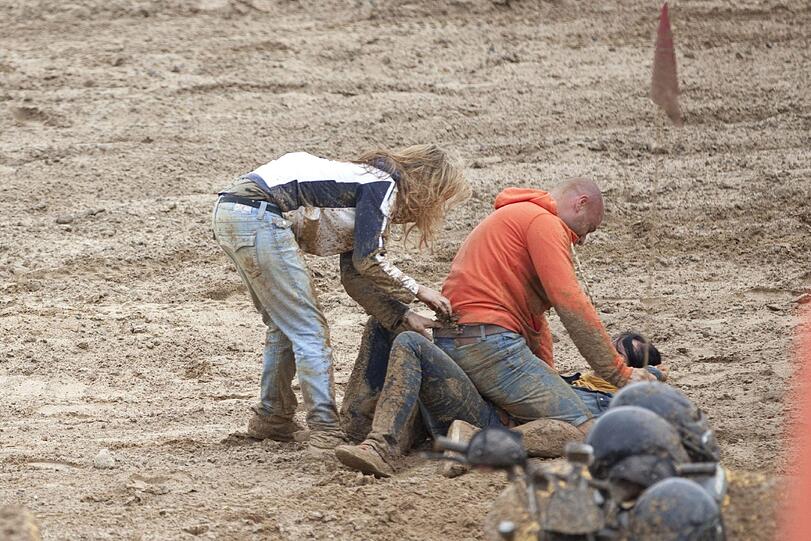 Christian ärgert Maggie (unten) und lässt sie im Schlamm der Quad Bike Strecke liegen. Daniela (l.) eilt ihr zu Hilfe.