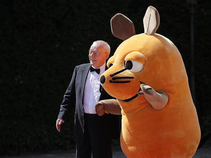 Da kommt die Maus ganz schon ins Schwitzen: Sie ist mit Armin Maiwald für Dreharbeiten nach Bayreuth gekommen.