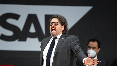 Trainer Andrea Trinchieri von Bayern München gestikuliert an der Seitenlinie.