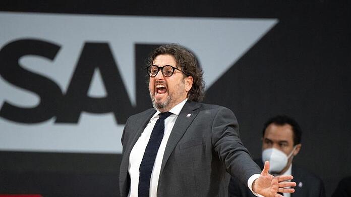 Trainer Andrea Trinchieri von Bayern München gestikuliert an der Seitenlinie.