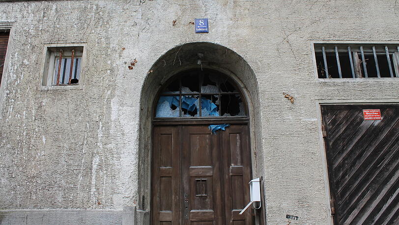 Schöne alte Holztüren, aber zerborstene Fenster: das verlassene Haus in Laim. Schöne alte Holztüren, aber zerborstene Fenster: das verlassene Haus in Laim.