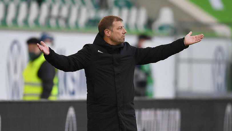 Bielefelds Trainer Frank Kramer gestikuliert am Spielfeldrand.
