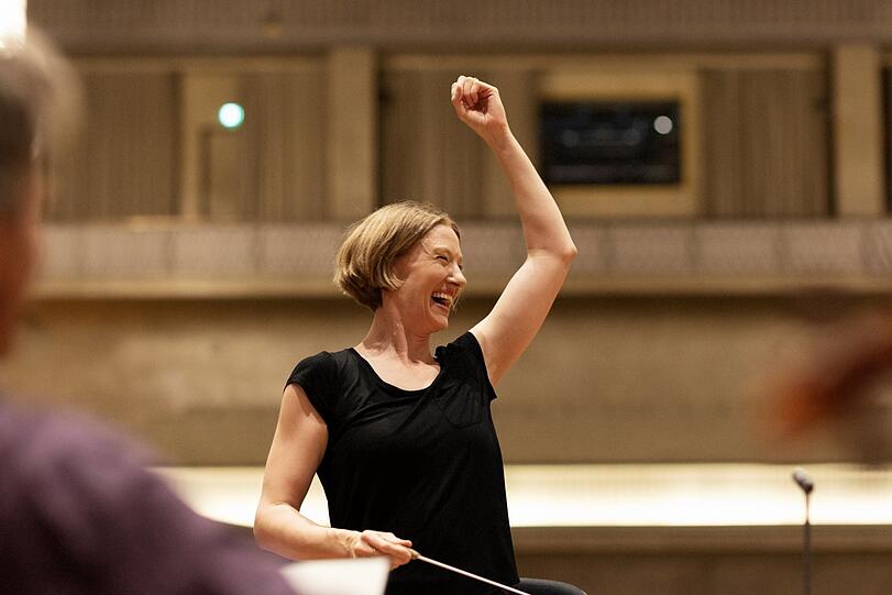 Joana Mallwitz bei einer Probe mit dem Symphonieorchester des Bayerischen Rundfunks im Herkulessaal.
