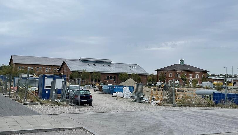 An der Ria-Burkei-Straße stehen heute noch viele historische Bahngebäude. Das mit dem Uhr-Türmchen erkennt der Zeitzeuge wieder. An der Ria-Burkei-Straße stehen heute noch viele historische Bahngebäude. Das mit dem Uhr-Türmchen erkennt der Zeitzeuge wieder.