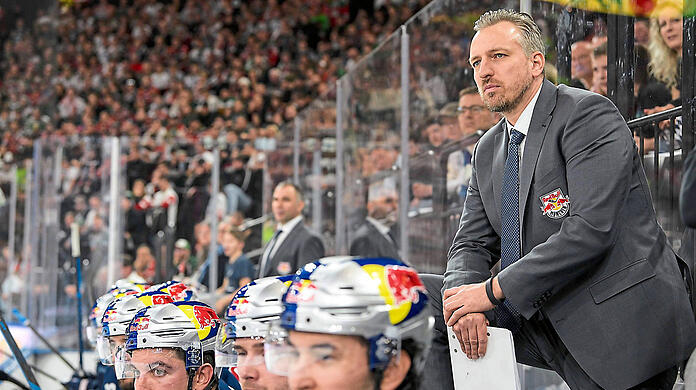 "Die Spieler können ihre individuellen Stärken ausspielen, vor allem in der offensiven Zone sind die Sachen nicht so vorgegeben", sagt Verteidiger Max Abeltshauser über EHC-Interimstrainer Max Kaltenhauser (r.), der offenbar einen positiven Einfluss hat.