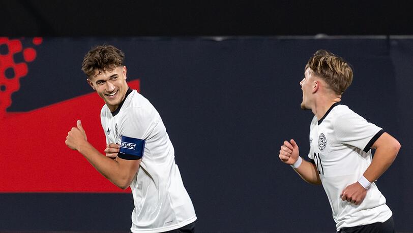 Tom Bischof (l) machte den Anfang beim Sieg gegen Malta - und hatte Spaß mit Lennart Karl. Tom Bischof (l) machte den Anfang beim Sieg gegen Malta - und hatte Spaß mit Lennart Karl.