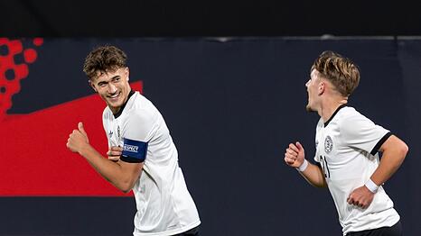 Tom Bischof (l) machte den Anfang beim Sieg gegen Malta - und hatte Spaß mit Lennart Karl.