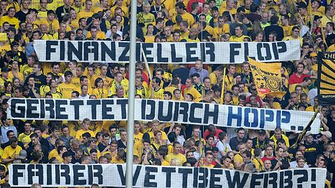 Dortmunder Fans machen Stimmung gegen Mäzen Dietmar Hopp. Das Verhältnis zwischen dem BVB und der TSG ist seit dem Erstliga-Aufstieg 2008 angespannt.