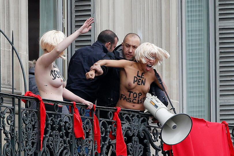 Bei einer Maikundgebung auf dem Pariser Opernplatz zeigten drei Femen-Aktivistinnen der Chefin der rechtsextremen französischen Partei Front National den Hitlergruß. Die Bilder.