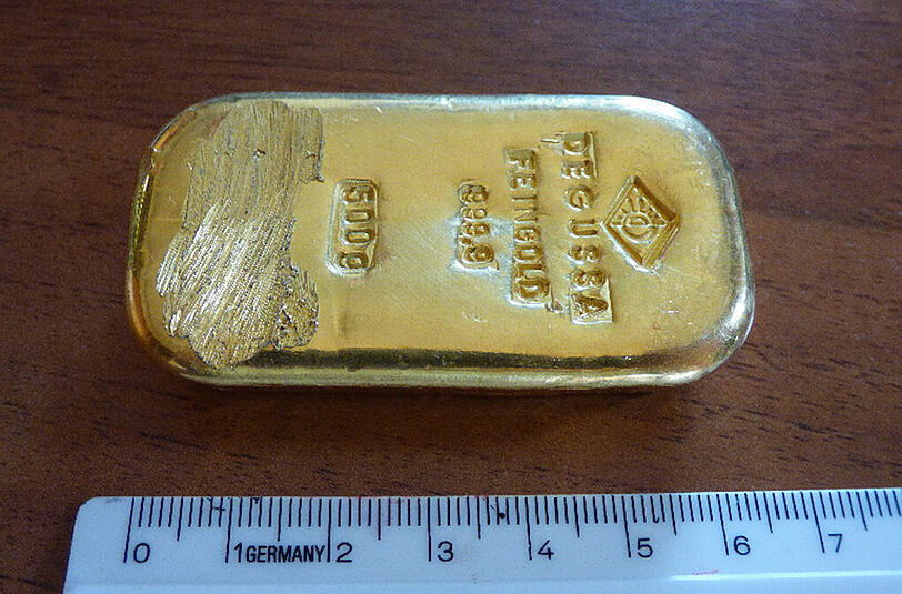 Ein paar Kratzer hat der Goldbarren abgekriegt. Noch ist vollkommen unklar, wie er auf den Grund des Königssees kam.