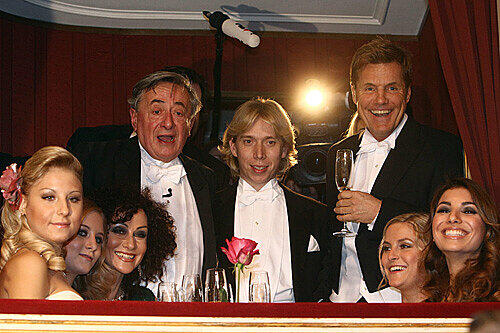 Mit dabei beim Gelage in der Lugner - Loge: Freundin Anastasia "Katzi" Sokol, Tochter Jaqueline Lugner, Ex-Frau Christina Mausi Lugner, Helmut Werner und VIP-Gast und Pop-Titan Dieter Bohlen mit Freundin Carina Walz.
