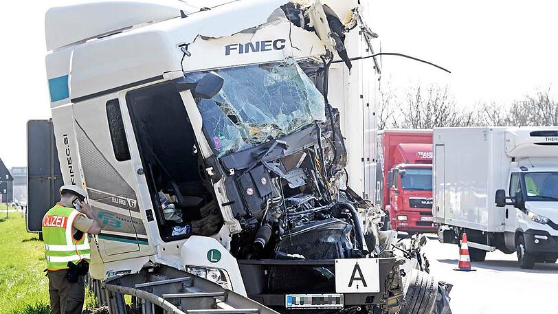 Schwerer Lkw-Unfall auf der A99 - ein Fahrer musste aus dem Cockpit befreit und per Hubschrauber ins Krankenhaus geflogen werden.