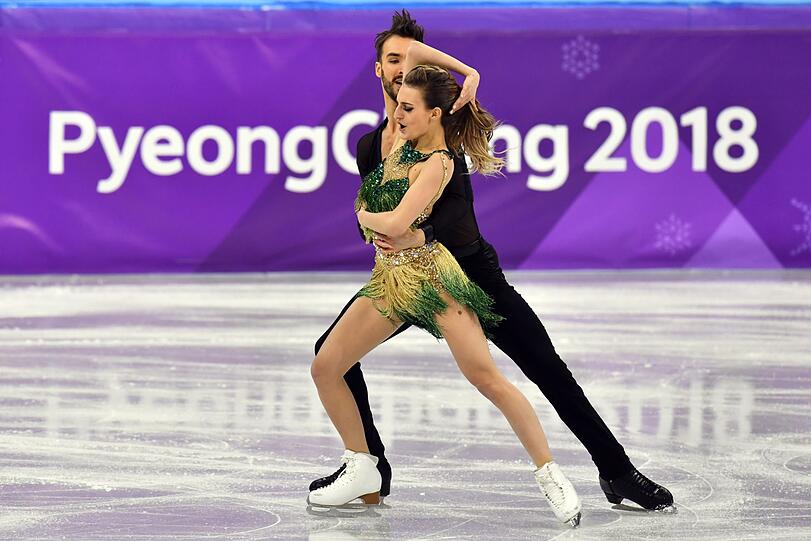 Ein Busenblitzer und keine Chance, ihn zu verdecken - trotzdem tanzten Papadakis und Cizeron auf den zweiten Platz in der Zwischenwertung! Die Bilder von ihrer Kurztanz-Performance.