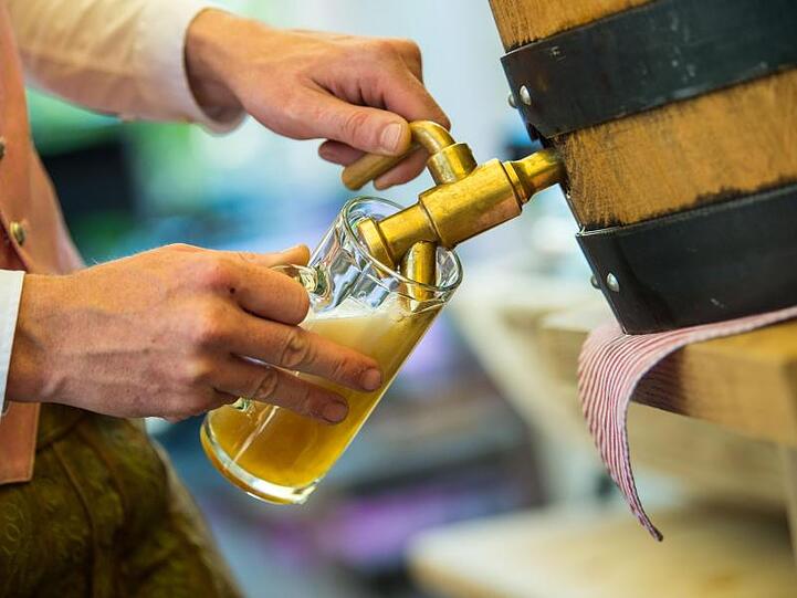 Ein Wirt schenkt Bier in einen Krug ein. Foto: Lino Mirgeler/Archivbild