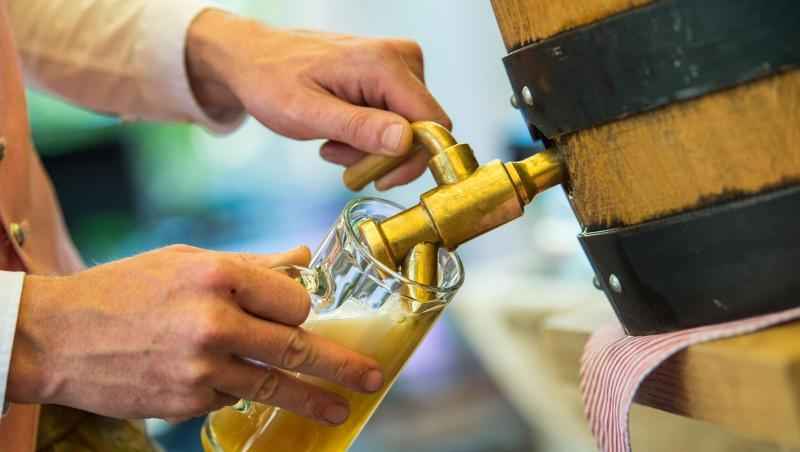 Ein Wirt schenkt Bier in einen Krug ein. Foto: Lino Mirgeler/Archivbild Ein Wirt schenkt Bier in einen Krug ein. Foto: Lino Mirgeler/Archivbild