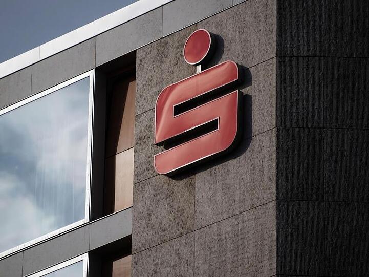Das Logo der Sparkassen ist an einem Gebäude zu sehen.