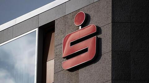 Das Logo der Sparkassen ist an einem Gebäude zu sehen.