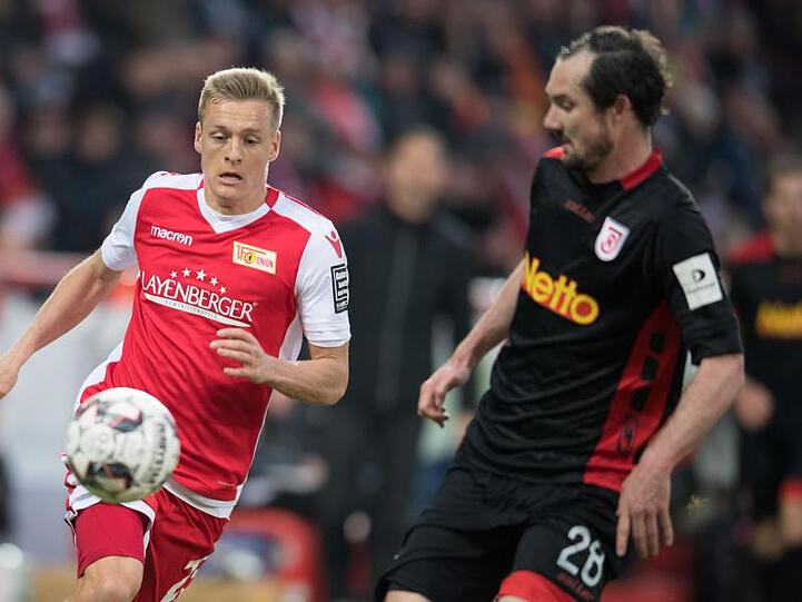 Unions Felix Kroos (l) kam mit Berlin noch zu einem Remis gegen Regenburg.