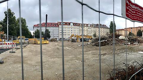 Hier stand im Februar noch der alte Karstadt am Nordbad, dann kam die Abrissbirne. Jetzt ist das Gebäude komplett niedergerissen und weggeräumt und der Blick auf die Schwabinger Häuser drumherum frei.