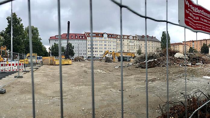 Hier stand im Februar noch der alte Karstadt am Nordbad, dann kam die Abrissbirne. Jetzt ist das Gebäude komplett niedergerissen und weggeräumt und der Blick auf die Schwabinger Häuser drumherum frei.