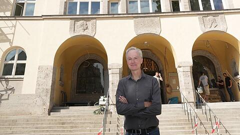 Claus Deser vorm Maxgymnasium in Schwabing - hier geht am Dienstag die Schule wieder los. Daniel von Loeper