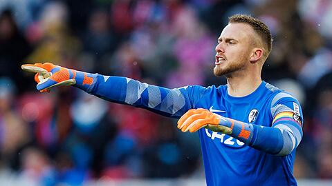 Freiburgs Torwart Mark Flekken gestikuliert.