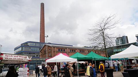 So schön langsam füllt sich der Unverpackt-Markt im Arnulfpark bei seiner Premiere am Mittwochvormittag.