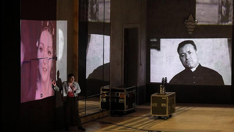 Pasolini (Charles Castronovo) schaut vor seinem Tod noch einmal sein filmisches Gesamtwerk an. Pasolini (Charles Castronovo) schaut vor seinem Tod noch einmal sein filmisches Gesamtwerk an.
