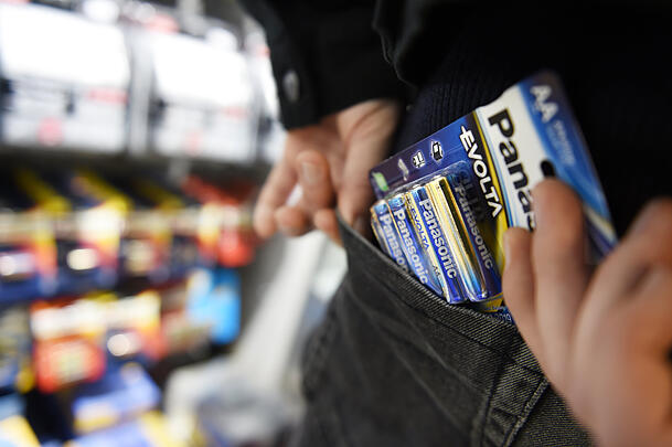 Ein Mann klaut eine Packung Batterien. Finanzielle Nöte wegen gestiegener Preise sind ein gängiger Grund für Diebstahl laut dem EHI Retail Institute. Ein Mann klaut eine Packung Batterien. Finanzielle Nöte wegen gestiegener Preise sind ein gängiger Grund für Diebstahl laut dem EHI Retail Institute.
