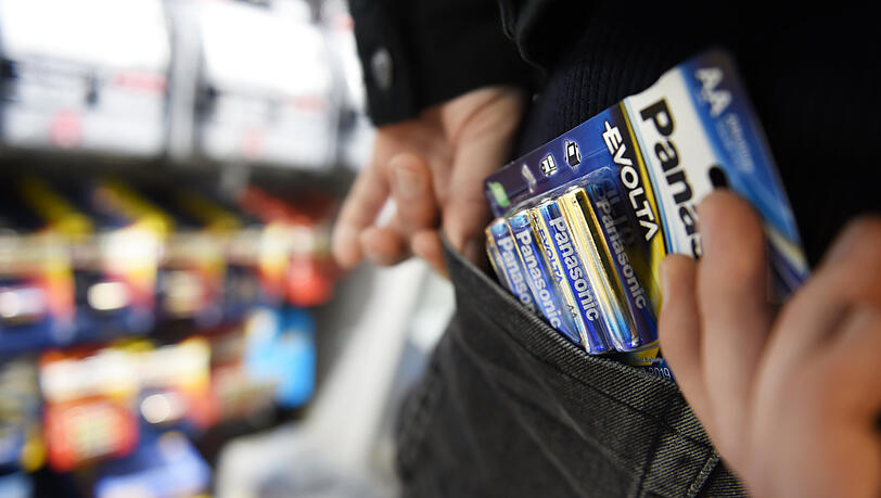 Ein Mann klaut eine Packung Batterien. Finanzielle Nöte wegen gestiegener Preise sind ein gängiger Grund für Diebstahl laut dem EHI Retail Institute. Ein Mann klaut eine Packung Batterien. Finanzielle Nöte wegen gestiegener Preise sind ein gängiger Grund für Diebstahl laut dem EHI Retail Institute.