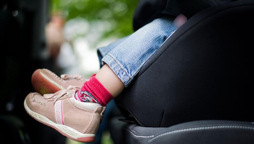 Statt im Kindersitz saß der kleine Junge im Beifahrersitz. (Symbolbild) Statt im Kindersitz saß der kleine Junge im Beifahrersitz. (Symbolbild)