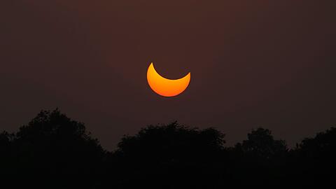Eine partielle Sonnenfinsternis vor Sonnenuntergang in Pakistan. (Archivbild)