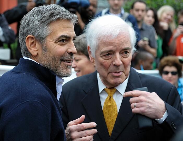 Hollywood-Star George Clooney und sein Vater Nick sind bei einer Protestkundgebung vor der sudanesischen Botschaft in Washington festgenommen worden. Das US-Fernsehen zeigte, wie die beiden in Handschellen von Polizisten abgeführt wurden - sehen Sie hier die Bilder...