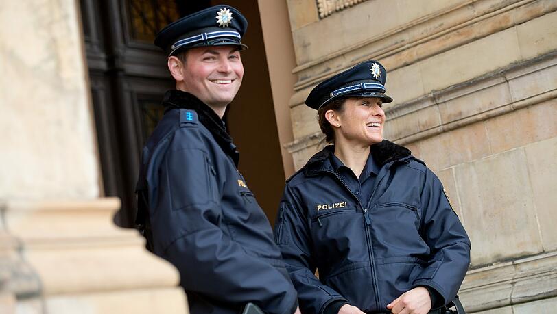Weg vom altbackenen moosgrün: Sehen Sie hier die künftige Arbeitskleidung der Polizisten in Bayern. Weg vom altbackenen moosgrün: Sehen Sie hier die künftige Arbeitskleidung der Polizisten in Bayern.