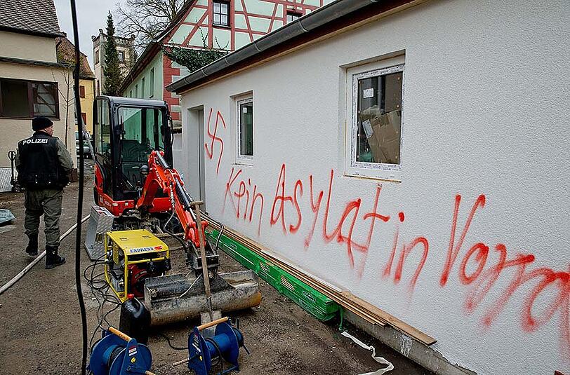 "Kein Asylant in Vorra" und ein Hakenkreuz: Das Bild stammt vom Tag nach dem Anschlag auf ein Asylbewerberheim im bayerischen Vorra. (Archivbild)