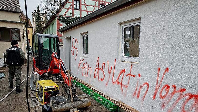 "Kein Asylant in Vorra" und ein Hakenkreuz: Das Bild stammt vom Tag nach dem Anschlag auf ein Asylbewerberheim im bayerischen Vorra. (Archivbild) "Kein Asylant in Vorra" und ein Hakenkreuz: Das Bild stammt vom Tag nach dem Anschlag auf ein Asylbewerberheim im bayerischen Vorra. (Archivbild)