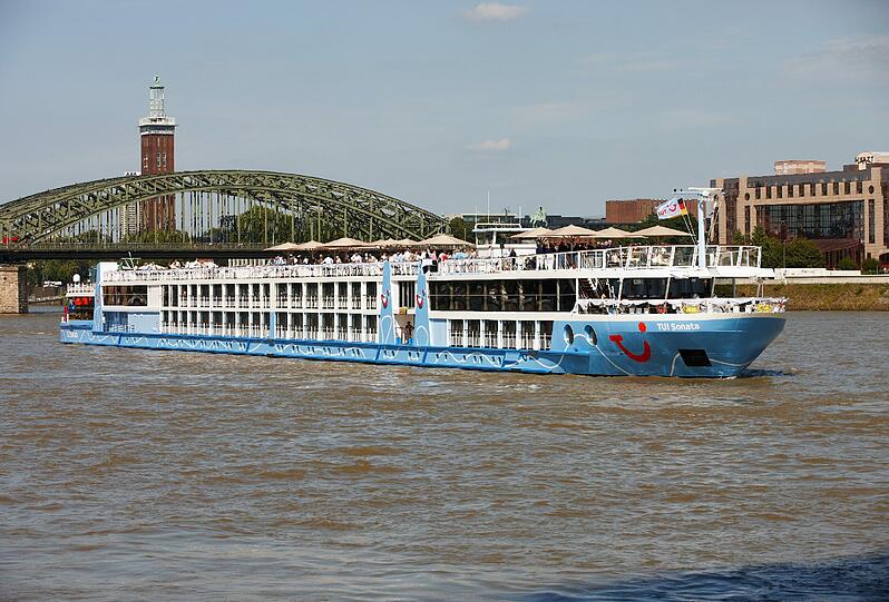 Ein Flussschiff kreuzt auf dem Rhein.