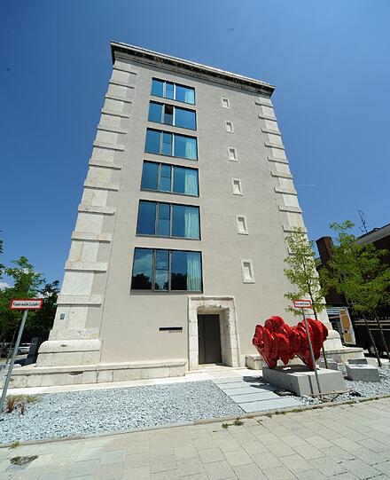 Das ist der neu renovierte Hochbunker an der Ungererstraße. Die Fassade ist weitestgehend erhalten, das Gebäude steht unter Denkmalschutz.