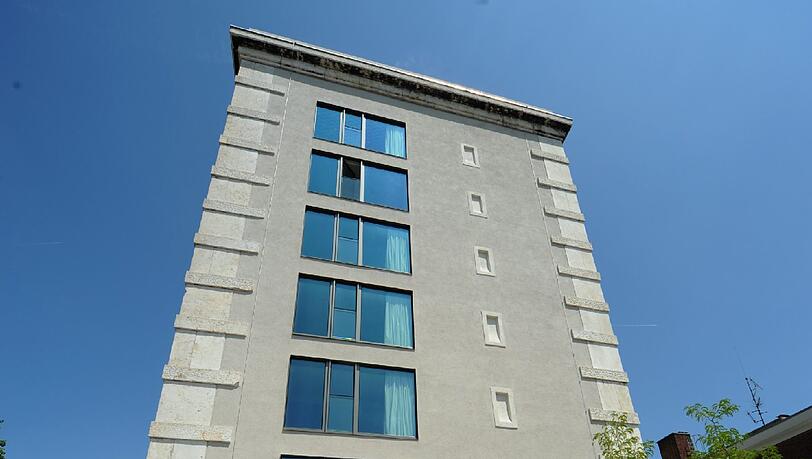 Das ist der neu renovierte Hochbunker an der Ungererstraße. Die Fassade ist weitestgehend erhalten, das Gebäude steht unter Denkmalschutz. Das ist der neu renovierte Hochbunker an der Ungererstraße. Die Fassade ist weitestgehend erhalten, das Gebäude steht unter Denkmalschutz.