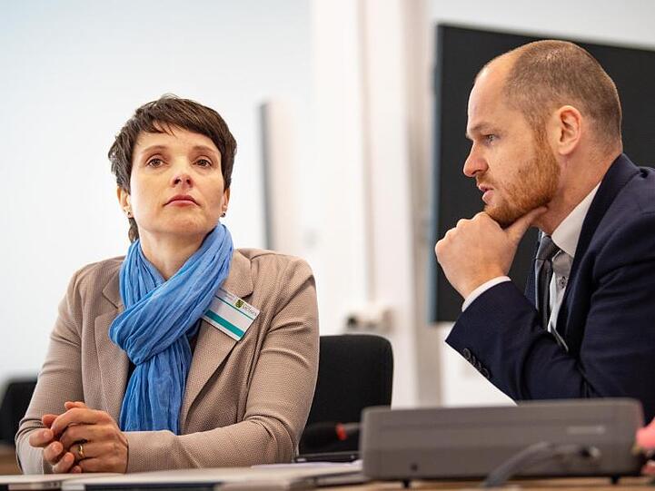 Frauke Petry und ihr Anwalt Carsten Brunzel sitzen vor Beginn der Verhandlung im Gerichtssaal.