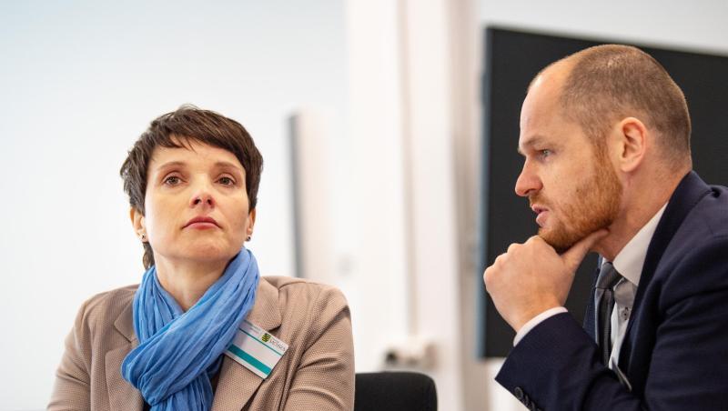 Frauke Petry und ihr Anwalt Carsten Brunzel sitzen vor Beginn der Verhandlung im Gerichtssaal. Frauke Petry und ihr Anwalt Carsten Brunzel sitzen vor Beginn der Verhandlung im Gerichtssaal.
