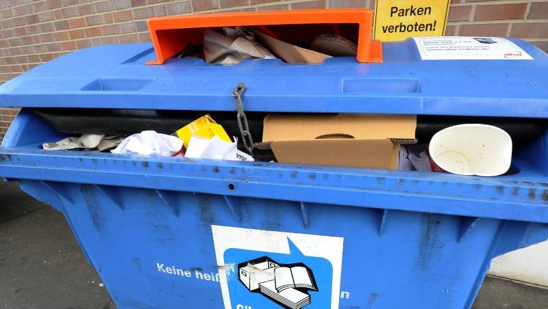 Davon gibt es immer mehr: Alte Kartons in einem blauen Container für Altpapier. Davon gibt es immer mehr: Alte Kartons in einem blauen Container für Altpapier.