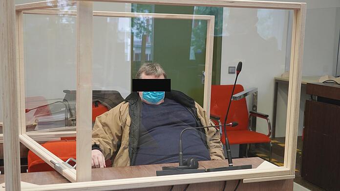 Der Angeklagte vor Gericht.