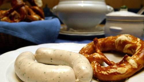 Weißwurst, Brezn und Senf - ein bayerisches Nationalgericht Weißwurst, Brezn und Senf - ein bayerisches Nationalgericht