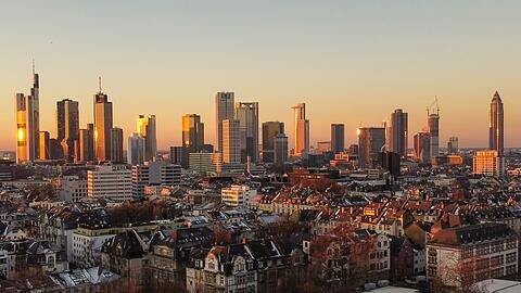 In Metropolen wie Frankfurt sind die Immobilienpreise gesunken. (Archivbild)