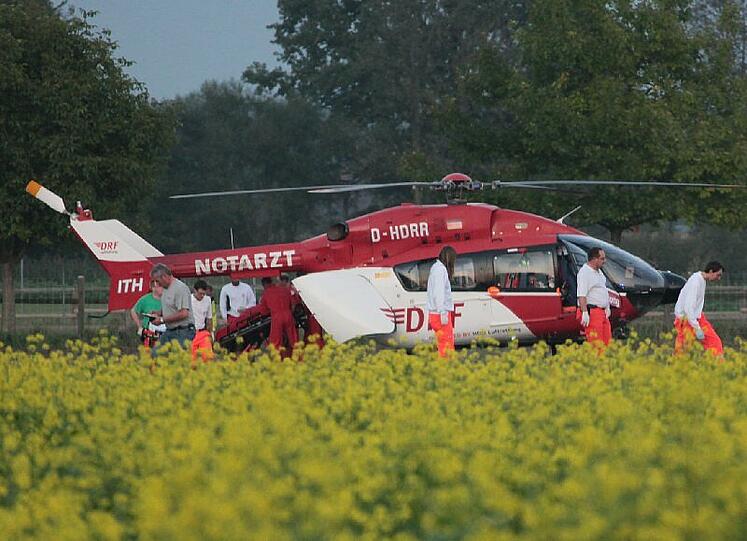Warum das Ultraleichtflugzeug am Mittwochabend am Flugplatz Ellermühle abstürzte, ist bisher nicht klar. Die beiden Insassen mussten schwer verletzt aus dem Wrack geborgen werden.