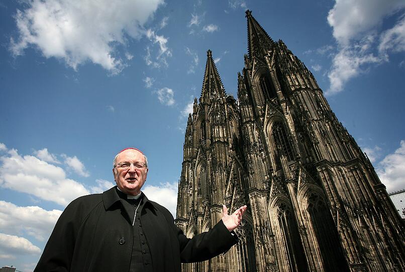 Der Kölner Erzbischof Kardinal Joachim Meisner vor dem Dom in Köln.